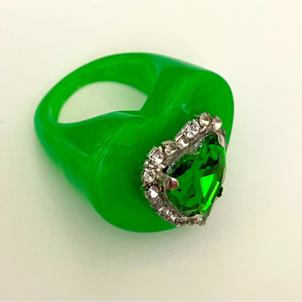 NWOT CUTE Green Heart Ring Plastic Jewel Crystal Urban Outfitters Size 6 RETRO